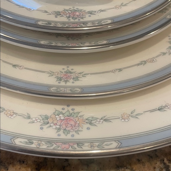 Royal Doulton LISA china pattern - 5 pc place setting dinner bread plate cup - Picture 3 of 8